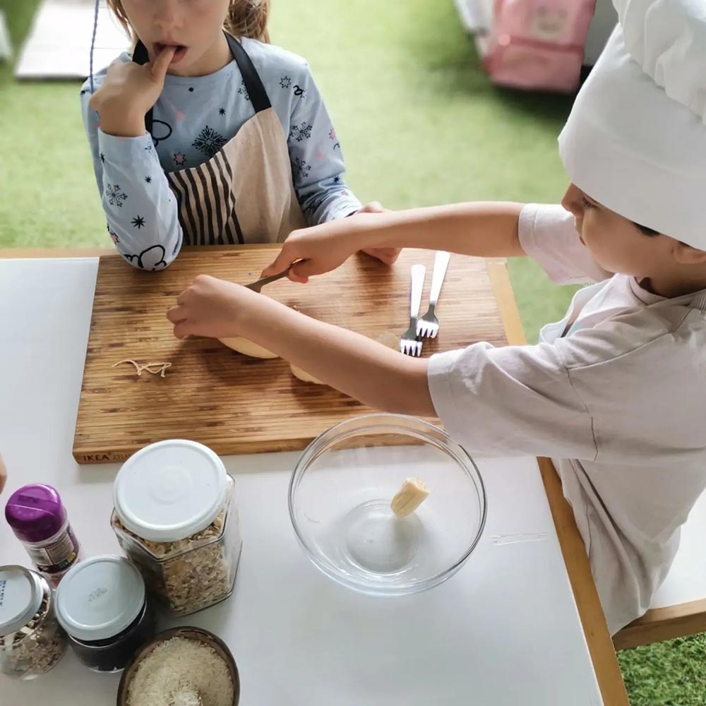 Amar Espacio Ecoeducativo niños en clase de cocina